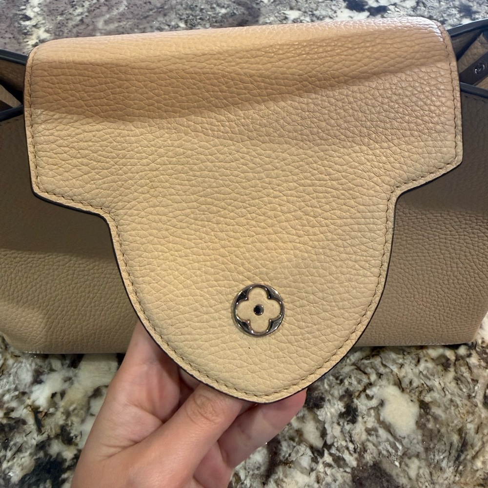 Louis Vuitton Capucines MM in Beige - Picture 9 of 15